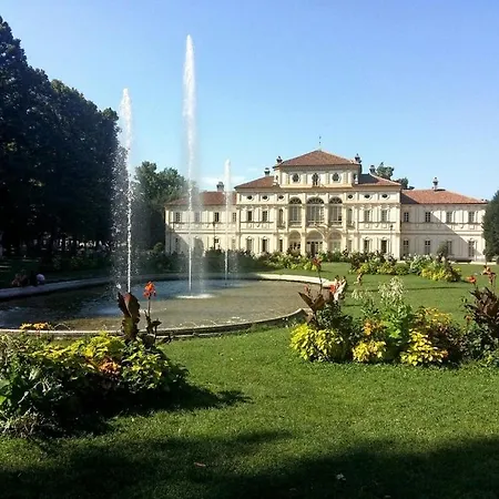 Monolocale Comodo Metro アパート